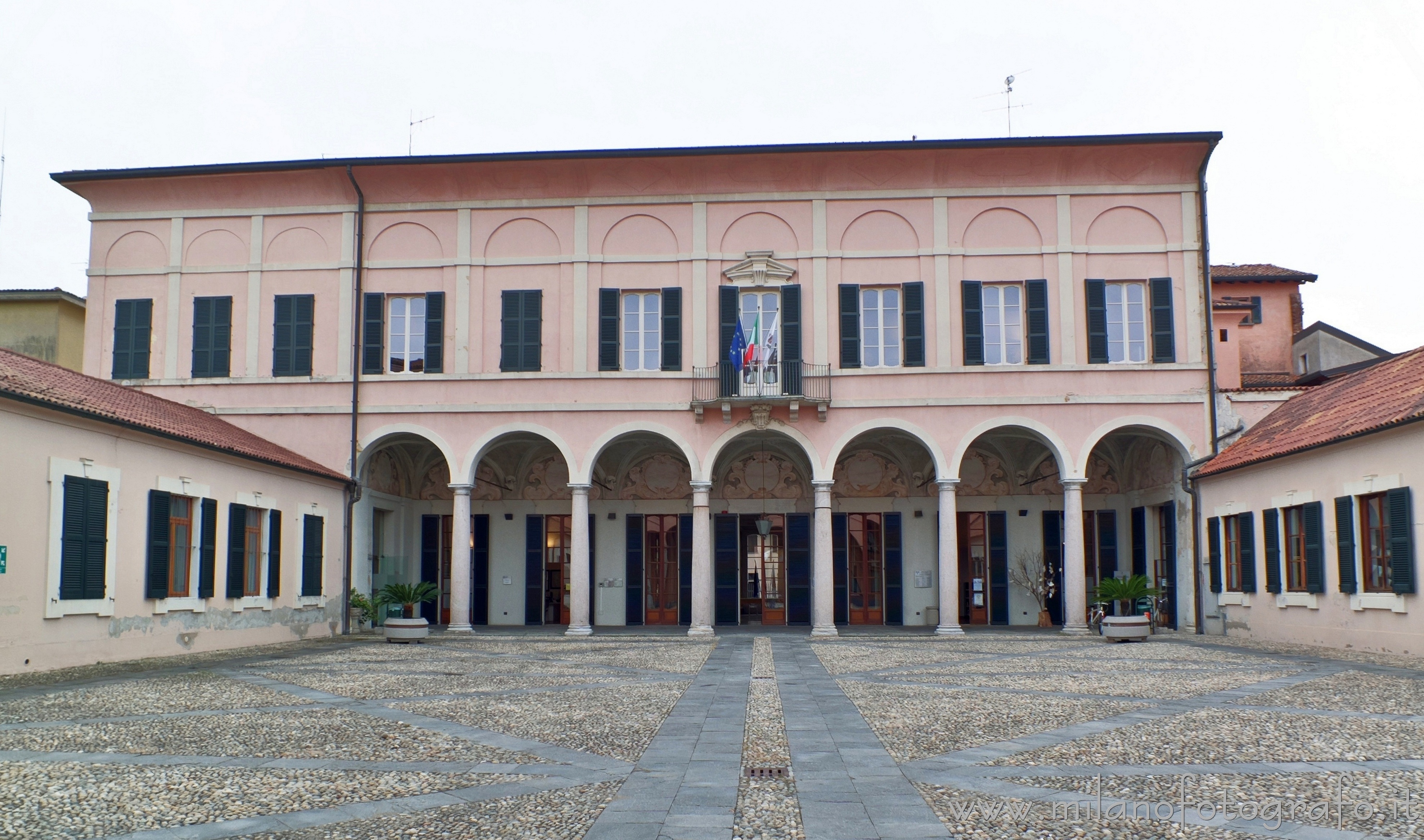 Cavenago di Brianza (Monza e Brianza, Italy) - Court of honor of Palace Rasini - Full resolution picture